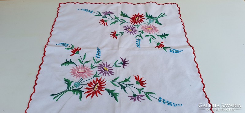 Embroidered floral tablecloth 47 x 47 cm.
