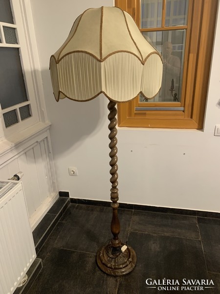 Colonial floor lamp in good condition
