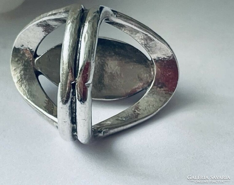 Design ezüst gyűrű természetes türkiz kővel.