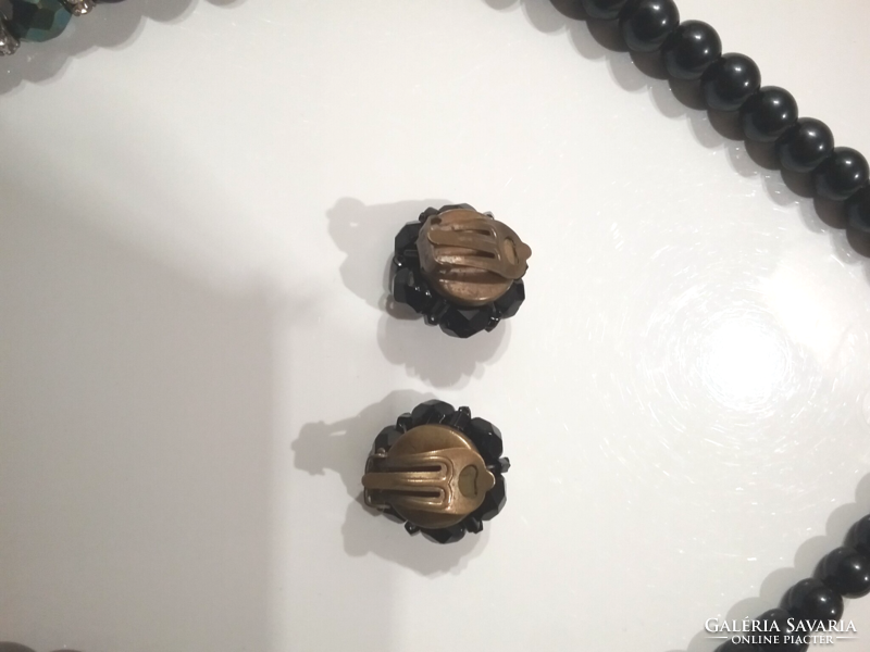 Black necklace + old ear clip