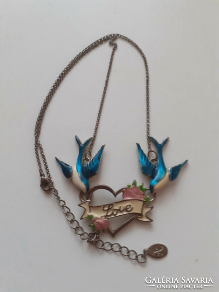 A necklace in good condition with a pair of fire enamel swallows and a heart-shaped pendant in the middle
