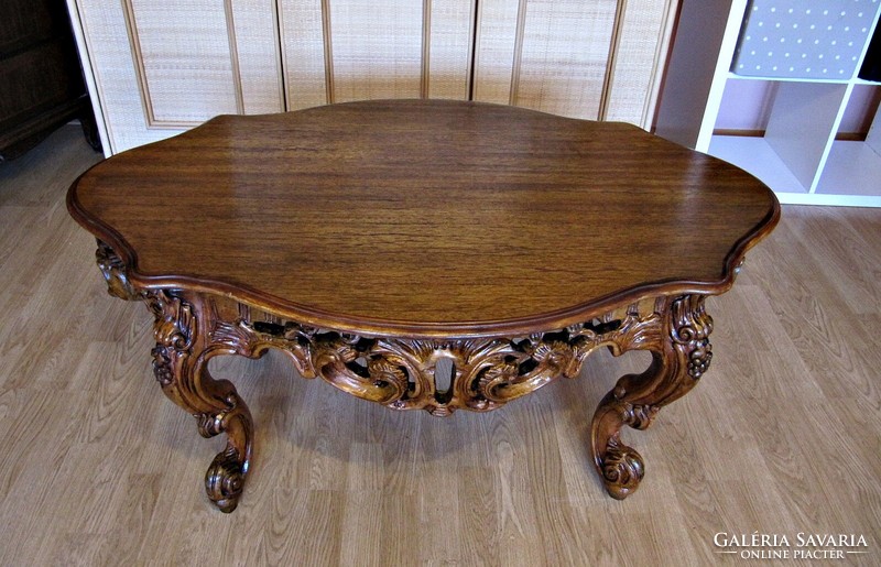 Dúsan faragott barokk stílusú asztal