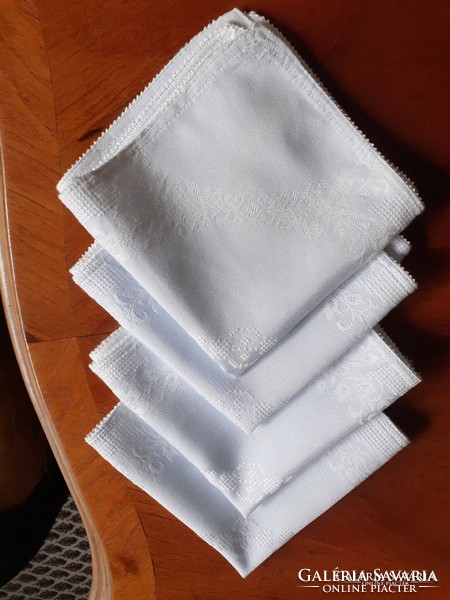 6 silk damask tablecloths, napkins. 33X33 cm.