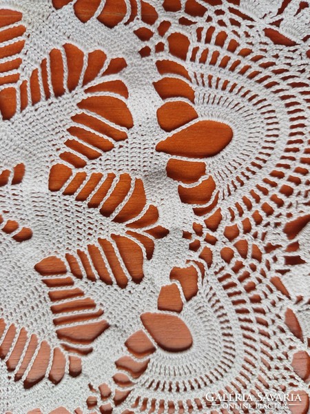 Small-sized round crochet tablecloth, particularly beautiful workmanship
