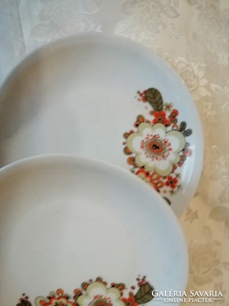 Plate with curved pattern 19 cm