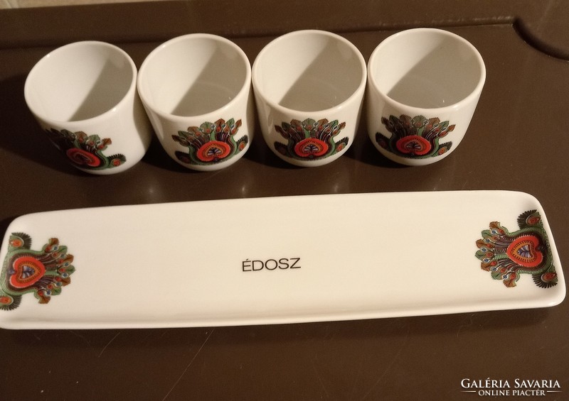 You eat on a tray with a peacock pattern cup set from Hollóháza