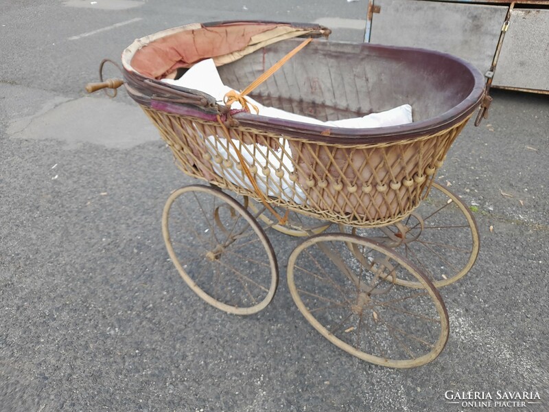 Old xix. Century basket stroller in authentic condition. 130 Cm.
