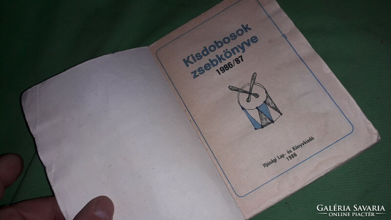 1986 -87- Iskolaévad Kóka Rozália : Kisdobosok zsebkönyve a képek szerint