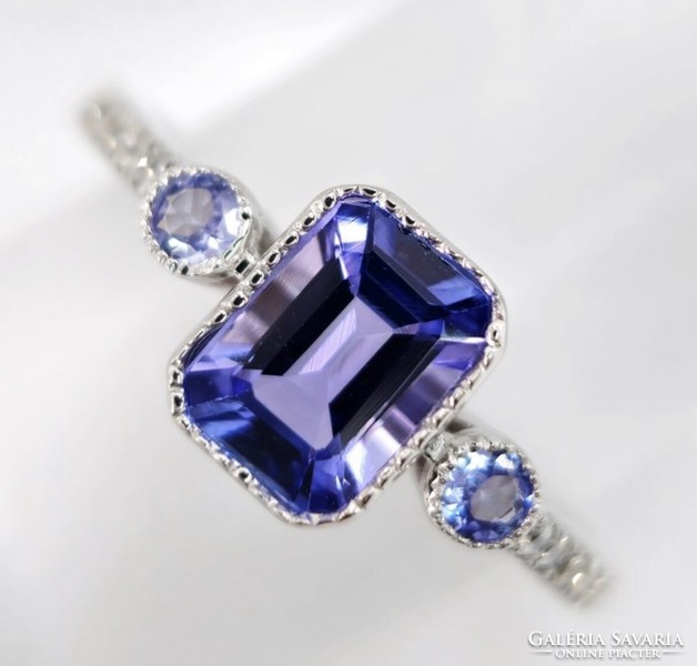Szolid fehérarany gyűrű kék tanzanittal és gyémánttal
