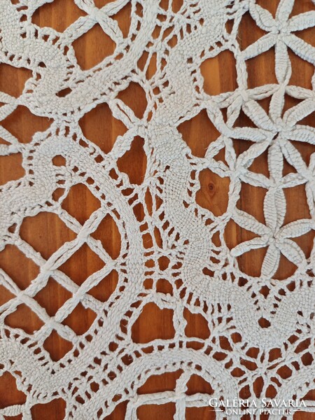 Medium-sized oval printed lace tablecloth