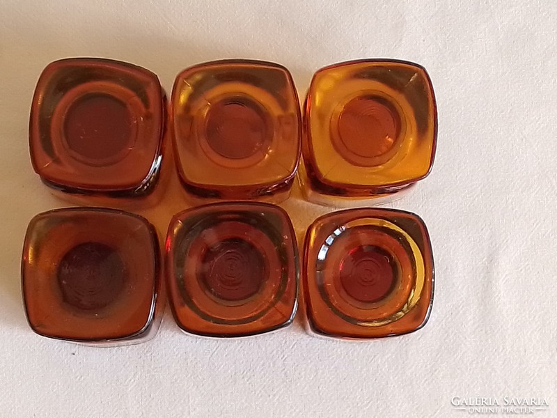 Hat régi retro vintage szögletes barna öntött üveg likőrös pálinkás kupica készlet 2cl Leibwächter