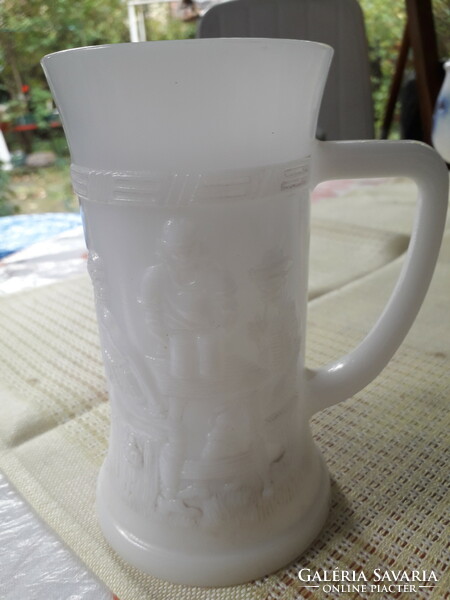 Fehér opálos kocsmai jelenetes üveg sörös kupa hibátlan 15x12 cm.