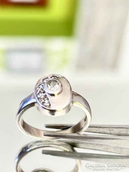 Különleges, ragyogó ezüst gyűrű, cirkónia kövekkel