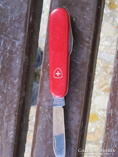 3 Swiss Victorinox knives
