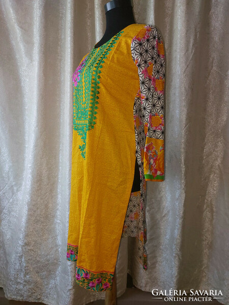 M embroidered cotton Arabic dress. Chest: 50 cm, waist: 46 cm.