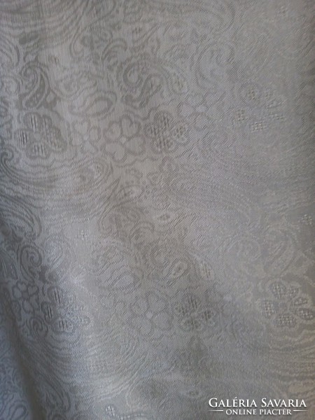 Ezüst színű selyem kendő