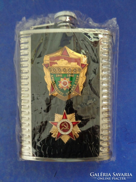Vintage flaska szovjet hadsereg katonai jelvénnyel,