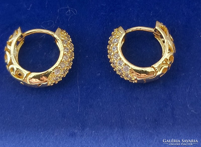 18 Kt. Gold-plated small hoop earrings for girls.