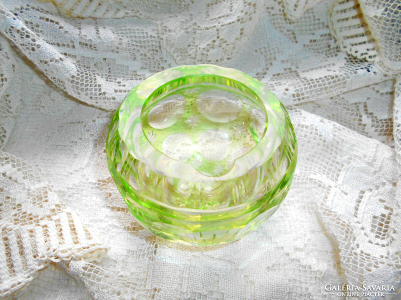 Urán zöld színű öblös vastag üveg hamutál csiszolt díszítéssel szép kézműves, masszív darab.