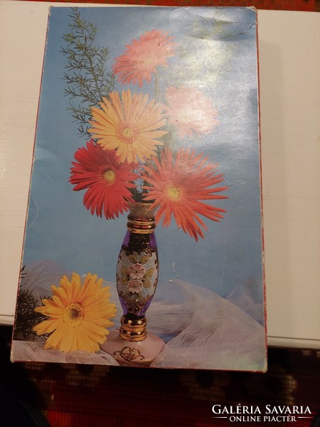 Bonbonos doboz gerbera virággal a vázában