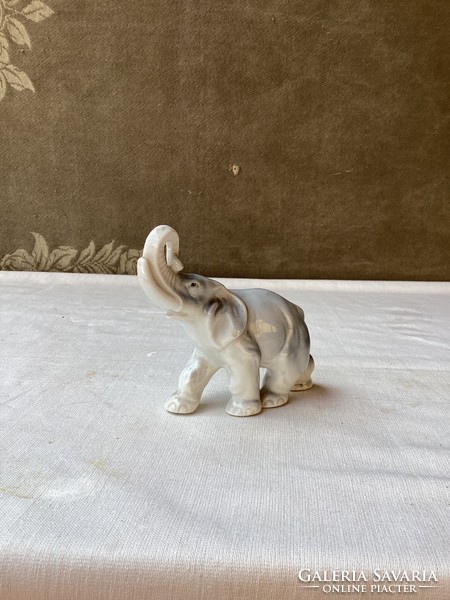 Porcelán elefánt figura 12x10 cm.