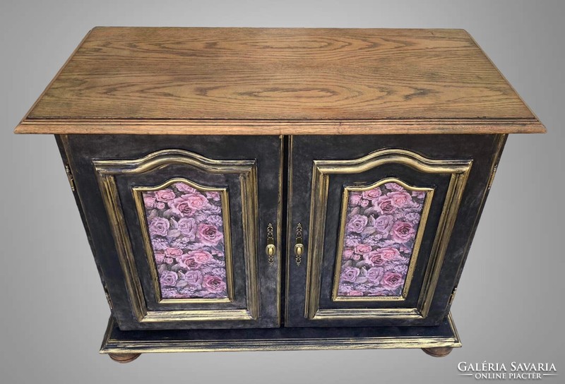 Extravagant, slightly stone effect chest of drawers, antiqued with gold