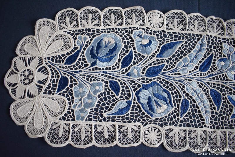 Hímzett , riselt kalocsai mintás dísz futó terítő , lakástextil , dekoráció 69 x 25 cm Kalocsa