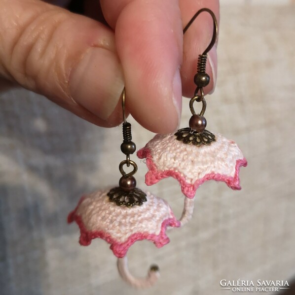 Microcrochet dangling umbrella earrings pink