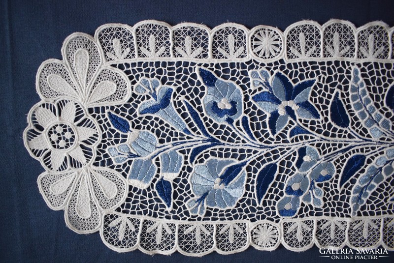 Hímzett , riselt kalocsai mintás dísz futó terítő , lakástextil , dekoráció 69 x 25 cm Kalocsa