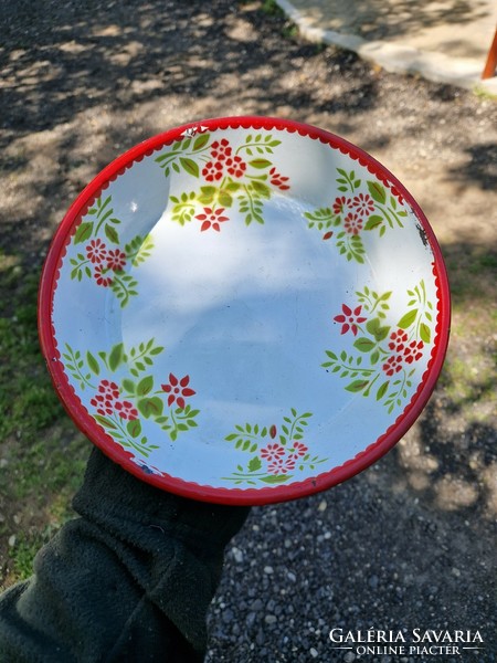 Enamel bowl plate quarries with a small red flower pattern
