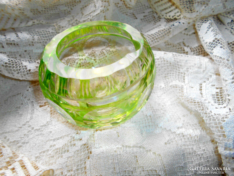 Urán zöld színű öblös vastag üveg hamutál csiszolt díszítéssel szép kézműves, masszív darab.