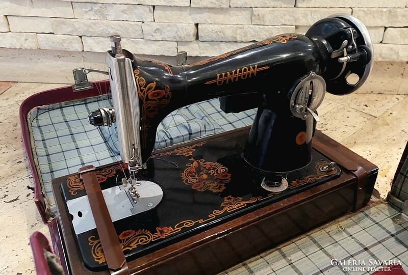 Union sewing machine in beautiful, barely used condition