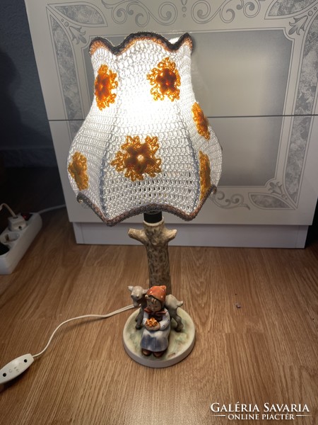 Gyönyörű Hummel asztali lámpa  kislány kis kecskével.