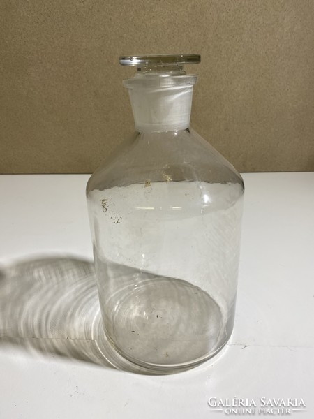 Fehér patikai üveg rövid, széles nyakkal, hozzá tartozó, csiszolt üveg dugóval.4883