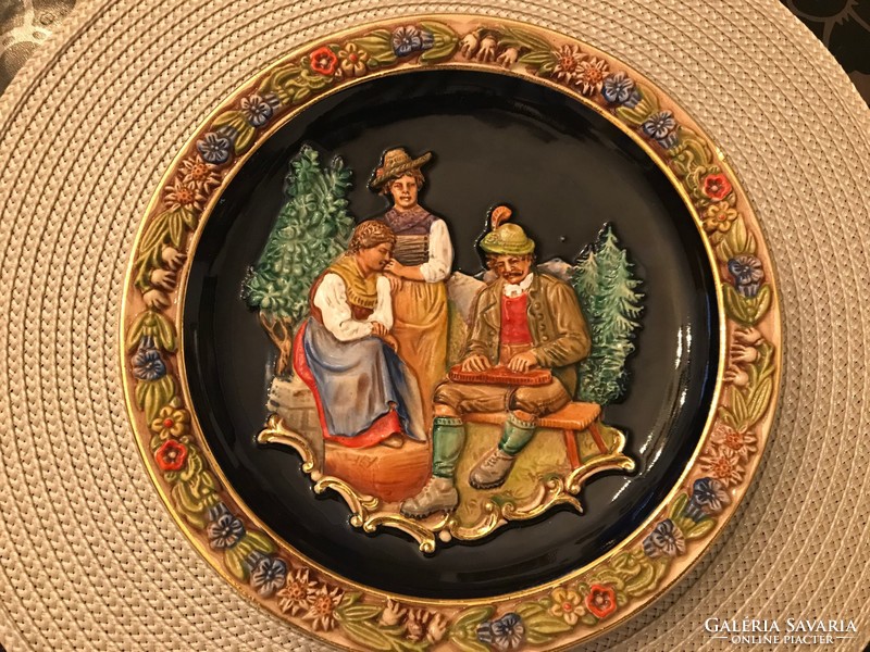A faience decorative plate that can be hung on a wall with a very nice convex pattern.