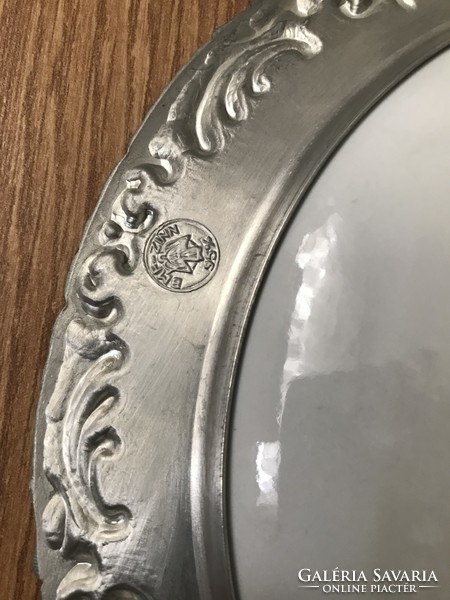 Győnyőrű ón peremes porcelán betéttes falra akasztható tányér