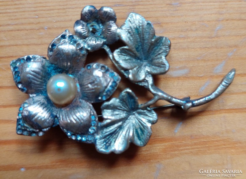 Ezüst színű antik bross, virág mintájú levelekkel (Akár INGYENES szállítással),