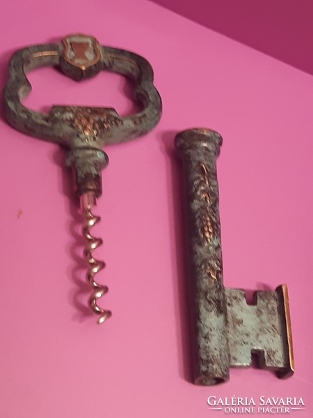 Key-shaped corkscrew