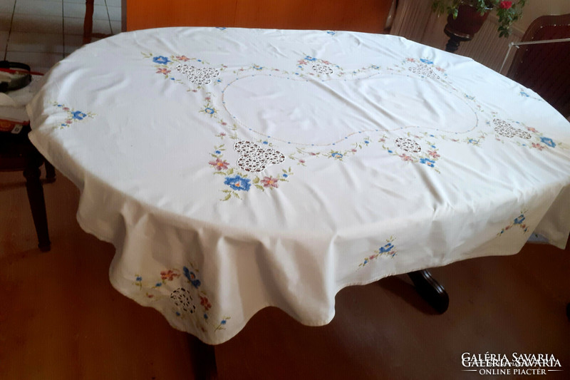 Gyönyörű hímzett, riselt asztalterítő, terítő. 166x 125 cm