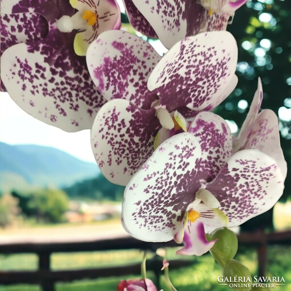 Nagyméretű élethű fehér, lila pöttyös orchidea kaspóban OR0101LIFH