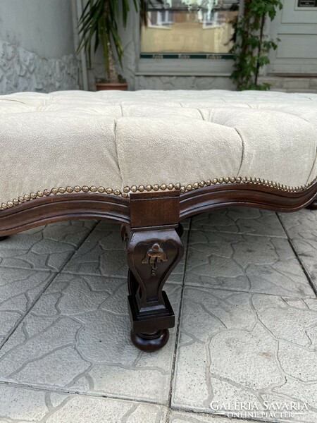 Nagy méretű ovális ottomán, puff, ülőke faragott lábakon, gombtűzött ülőfelülettel