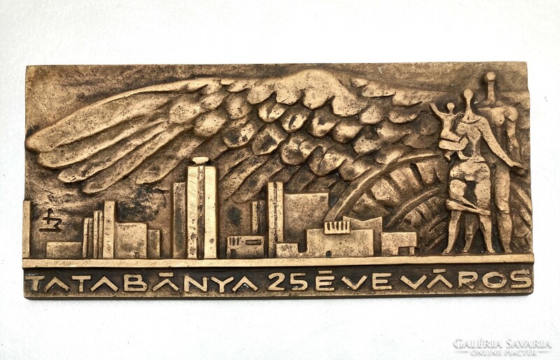 Brém Ferenc (1927-1988): Tatabánya 25 éve város, jelzett bronz kisplasztika, plakett. 1972
