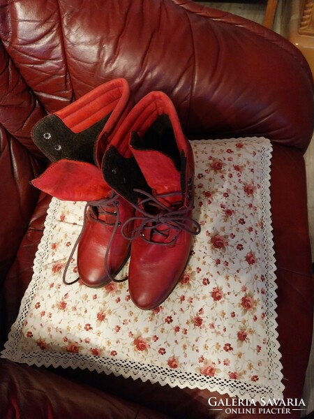 Piros, használt, magassarkú fűzős bőrcipő