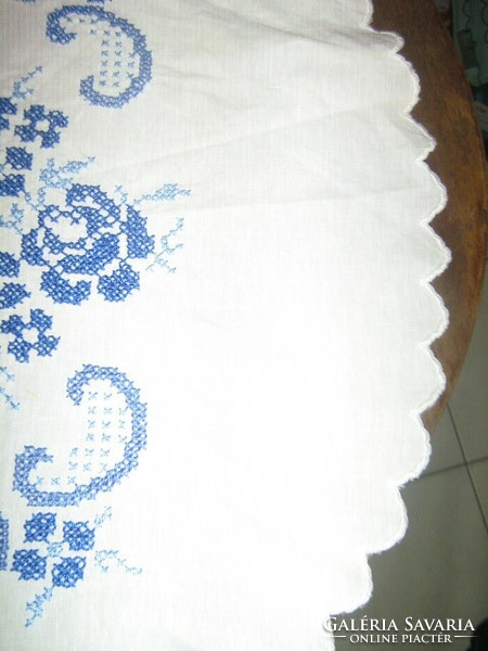 Beautiful cross-eyed blue rose pattern with slinged round tablecloth