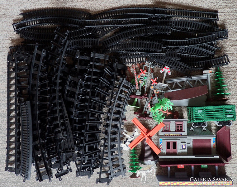 Retró vonatpálya terepasztal elemek építő játék vonat vasút vagon sín pálya építőjáték malom sorompó