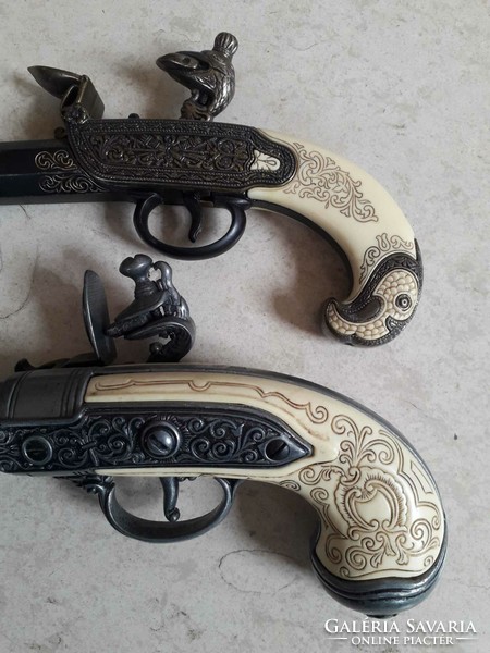 2 English replica pistols.