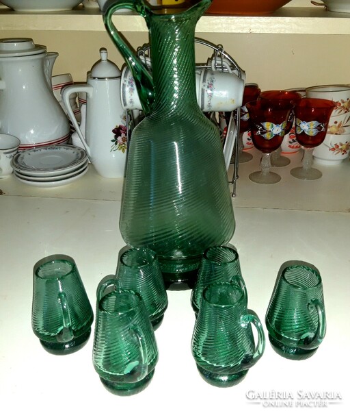 Zöld csavart üveg pálinkás készlet