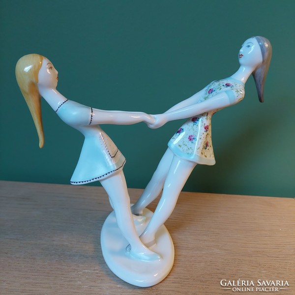 J Seregély Márta Pörgő lányok ritka festésű porcelán figura