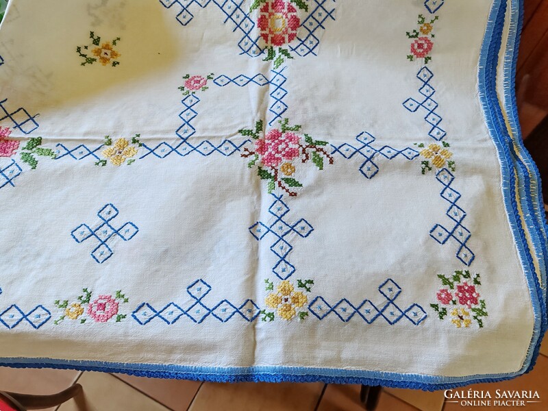 Beautiful tablecloth with cross-stitch pattern 140 x 112 cm + 2 pcs