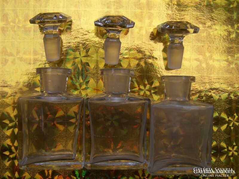 Illatszeres flakonok. üveg, 3 darab eredeti csiszolt dugókkal  9 x 4,5 x 3 cm. Ritkaság!